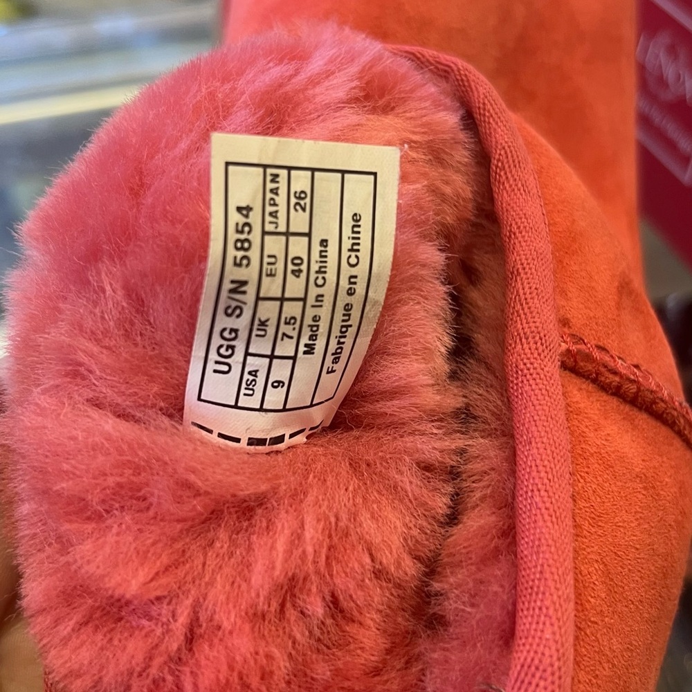 UGG BOOTS - Picture 3 of 8